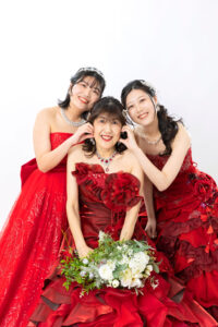 お嬢様も赤のドレスお召しになってとっても華やかです^^