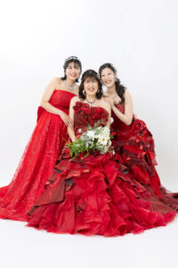 それぞれご着用いただいた赤のドレス、みなさまお似合いです!